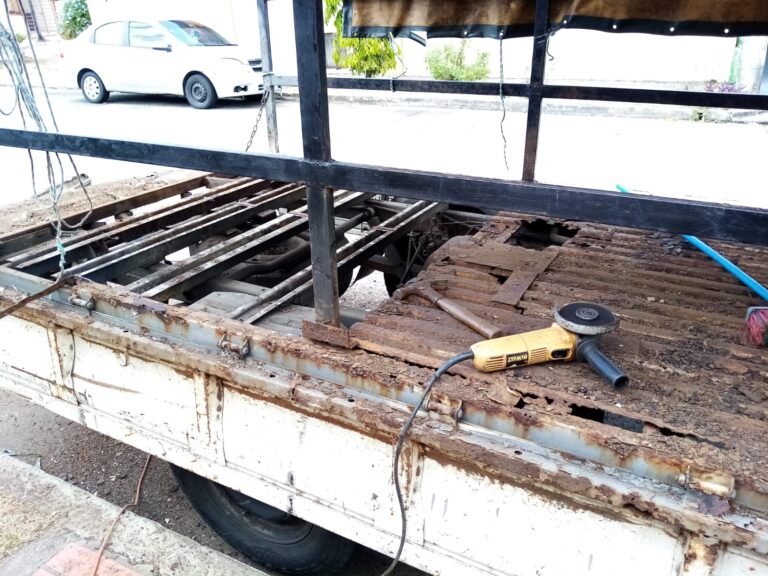 Cama de camión de carga de acero oxidado y corroído en Panamá, lista para servicios de soldadura y restauración.