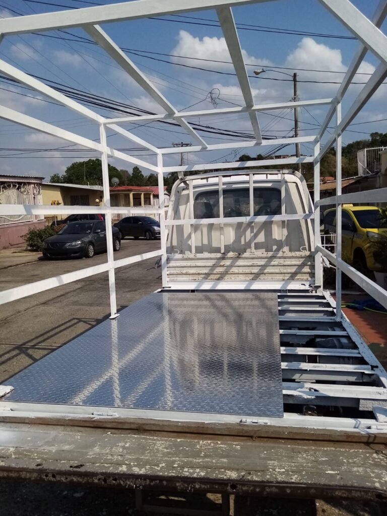 Instalación de una nueva estructura de jaula de acero blanca y piso de aluminio diamante en un camión en Panamá, servicio de soldadura a medida.