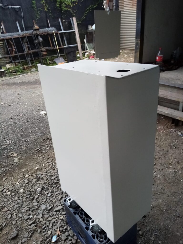 Gabinete de acero gris claro para aplicaciones industriales en Panamá, mostrando uniones soldadas y acabado de pintura anticorrosiva.